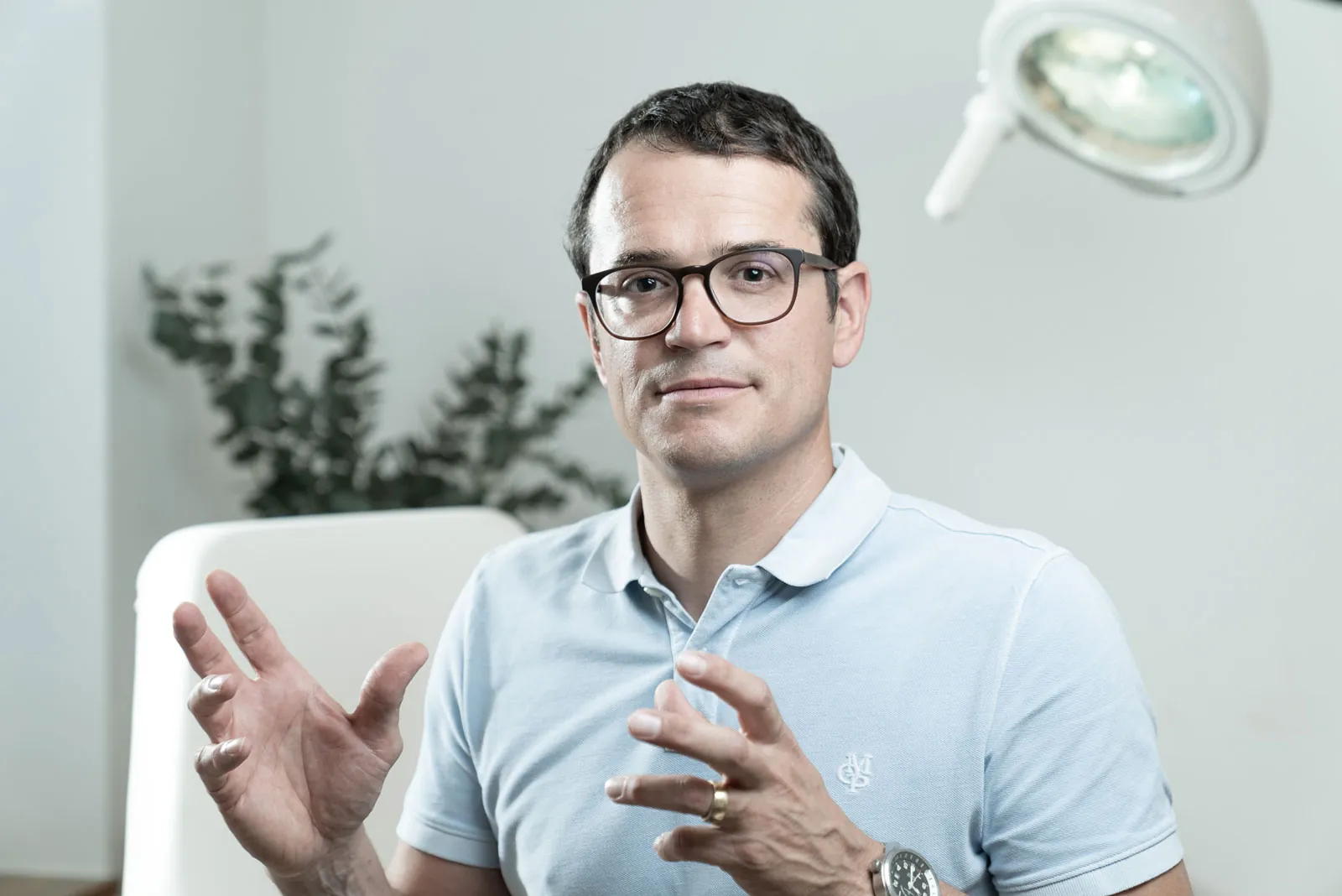 Dr. Wolfgang Dent erklärt im Gespräch