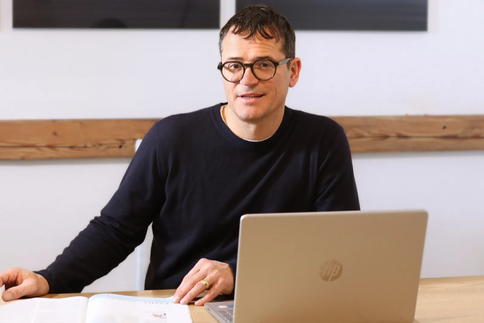 Dr. Wolfgang Dent am Schreibtisch mit Laptop
