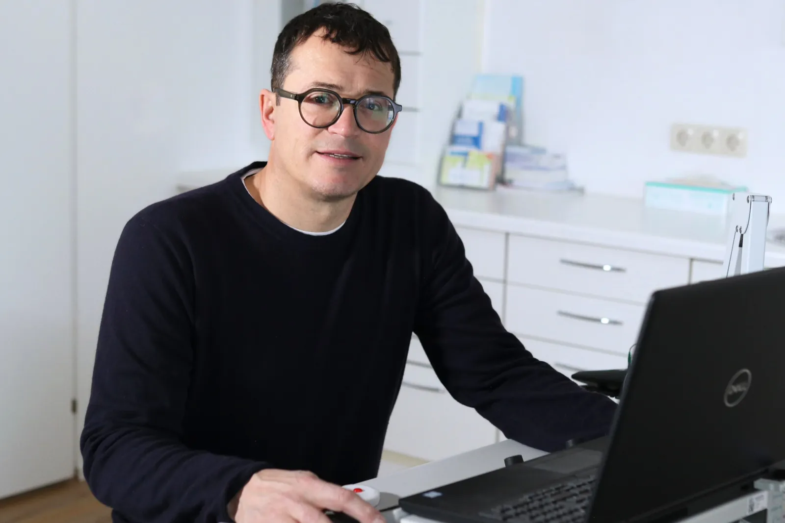 Dr. Wolfgang Dent am Schreibtisch