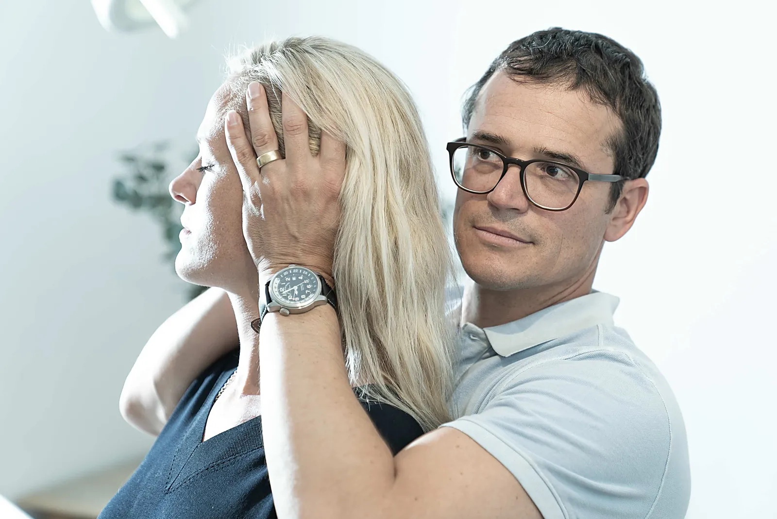 Dr. Wolfgang Dent untersucht Kopf und Nacken einer Patientin